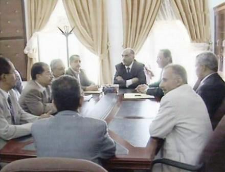 اللوزي أثناء زياراته التفقدية لعدد من الوزارات والجهات الحكومية أمس